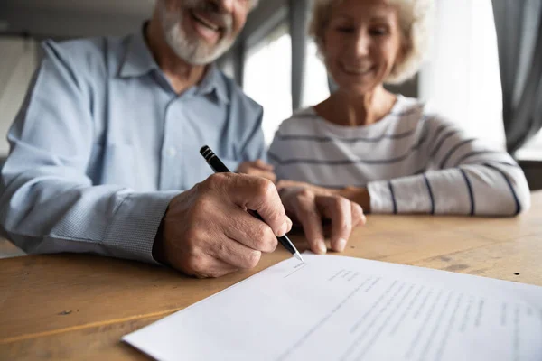 Enfoque de cerca en el documento de papel de firma de mano masculina arrugada . — Foto de Stock