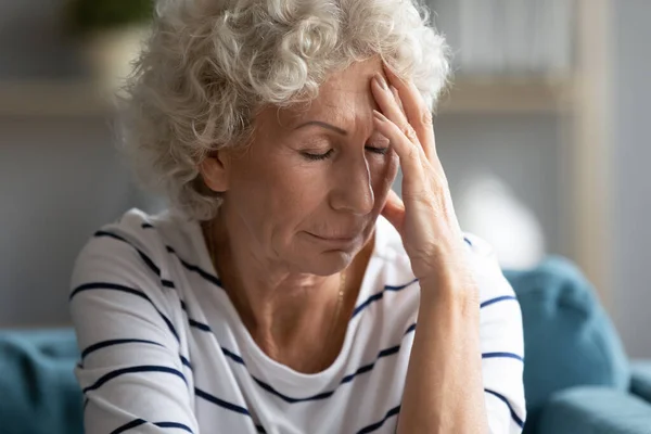 Vieille méchante grand-mère satirique mature souffrant de migraine . — Photo