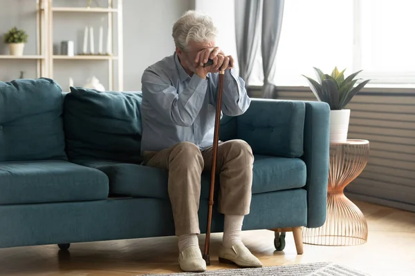 Esausto disabile vecchio di mezza età appoggiato sulla canna da passeggio . — Foto Stock