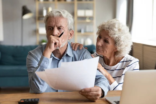 Familia deprimida infeliz pareja casada que tiene problemas financieros . — Foto de Stock