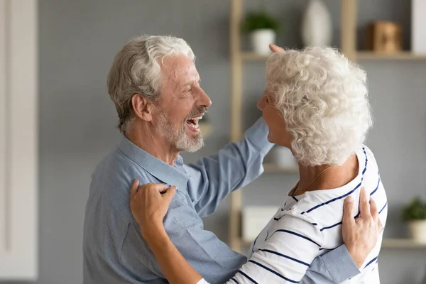 Feliz amante casado de mediana edad pareja bailando en pareja . — Foto de Stock