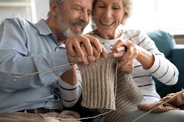Nadšený muž středního věku učení pletení s usměvavou starší ženou. — Stock fotografie