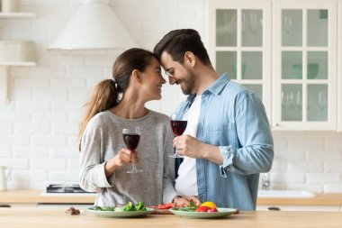 Sevgili milenyum çifti mutfakta romantik bir randevu yaşıyor.