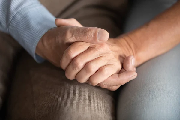 Ouderen getrouwd familie paar met oprecht gesprek samen. — Stockfoto