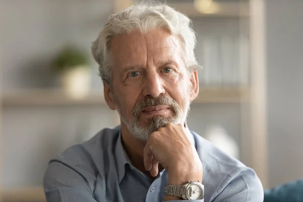 Ritratto di pensoso meditando uomo hoary di mezza età toccando mento . — Foto Stock