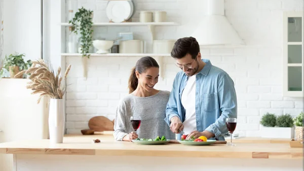Happy millennial couple cooking at home together — Stock Photo, Image