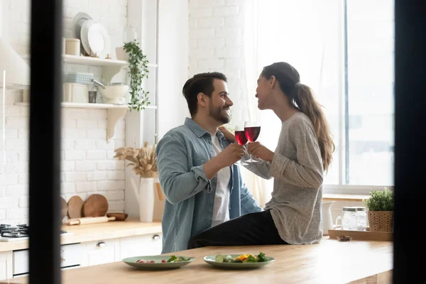 Casal feliz comemorar aniversário romântico em casa cozinha — Fotografia de Stock