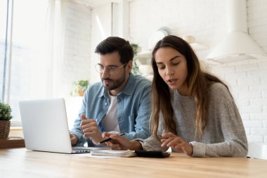 Genç çift faturaları internet üzerinden ödüyor.