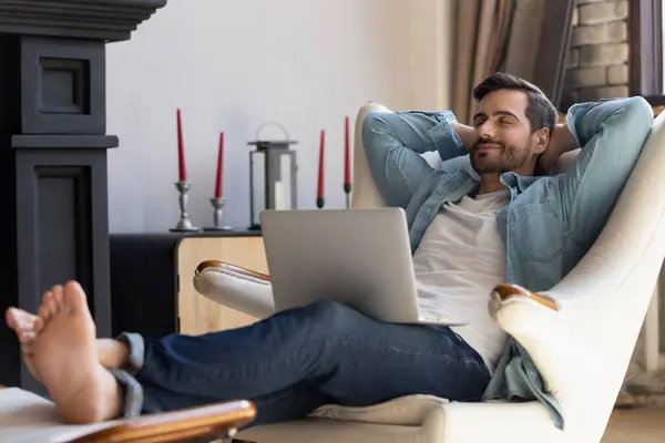 Millennial hombre relajarse en silla cómoda en casa — Foto de Stock