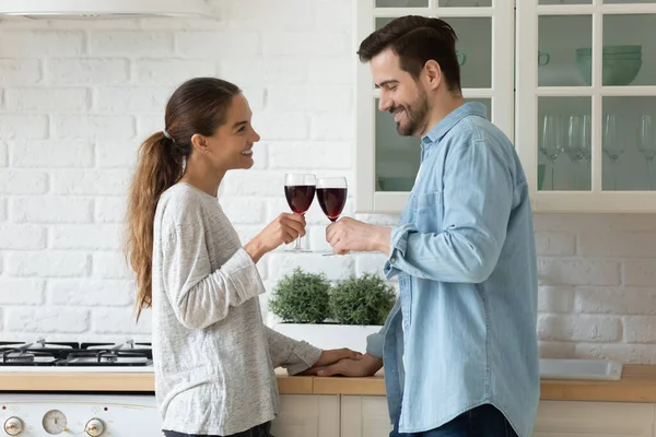 Heureux jeune couple acclamations célébrant la réinstallation dans une nouvelle maison — Photo