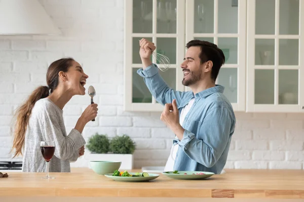Glückliches junges Paar hat Spaß beim gemeinsamen Kochen zu Hause — Stockfoto