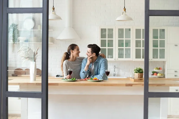 ハッピーミレニアルカップルは現代的なキッチンで週末を楽しむ — ストック写真