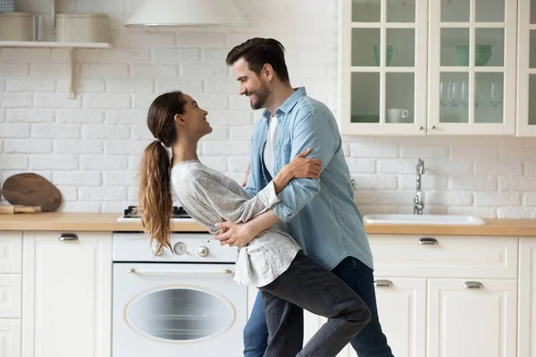 Pareja feliz se divierten bailando en la cocina moderna juntos —  Fotos de Stock