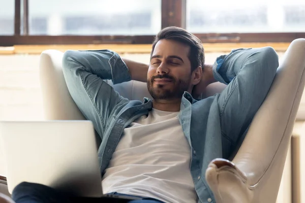 Millennial homem relaxar na cadeira aconchegante devaneio na sala de estar — Fotografia de Stock