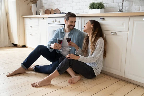 Счастливая пара сидит на полу и устраивает романтическое свидание дома — стоковое фото