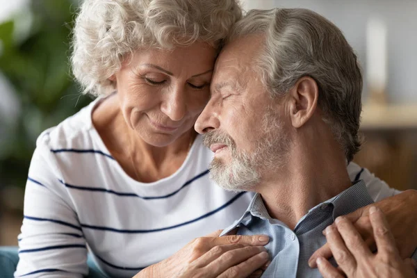 Pacifico anciano familia mayor pareja almas gemelas mostrando amor y cuidado . — Foto de Stock