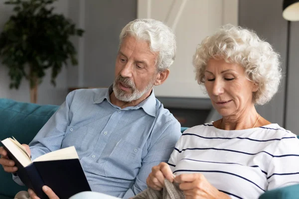 Pareja familiar jubilada disfrutando del tiempo de hobby en casa . — Foto de Stock