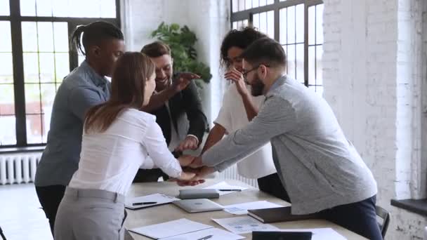 Grupo de jovens felizes gerentes diversificados construindo uma cooperação de equipe bem sucedida . — Vídeo de Stock