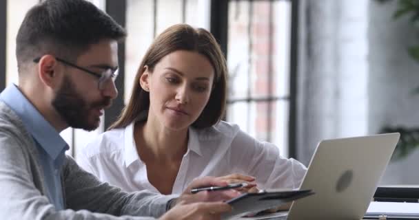 Feliz joven supervisora discutiendo los resultados del informe con su colega . — Vídeos de Stock