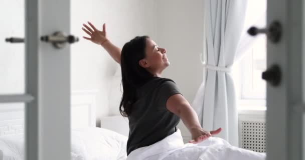 Gelukkig jong afro etniciteit vrouw stretching terug na wakker worden. — Stockvideo