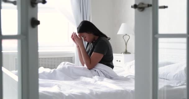 Inquiète jeune femme afro-américaine se sentant stressée après avoir vu le cauchemar . — Video