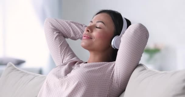 Calma joven afro etnia mujer escuchando música en auriculares inalámbricos . — Vídeo de stock