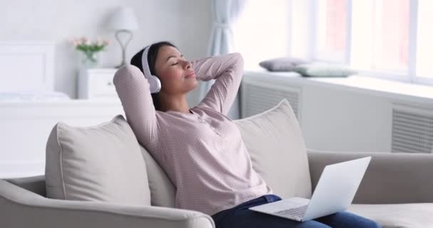 Mujer afroamericana joven relajándose con música en auriculares . — Vídeos de Stock