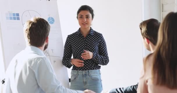 Entrenador feliz educando a diversas personas en la oficina . — Vídeos de Stock