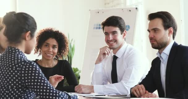 Sorrindo diversos empresários se reuniram à mesa, discutindo ideias de projeto . — Vídeo de Stock