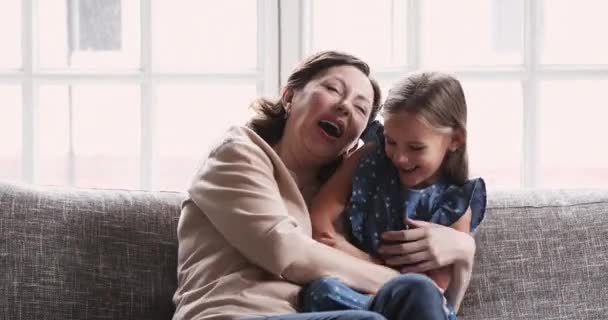 Glückliche Oma mittleren Alters genießt Wochenende mit Enkelin. — Stockvideo