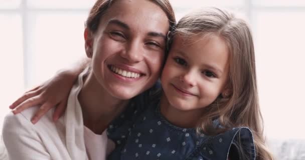 Glimlachen aantrekkelijke jong gemengd ras mam bonding met leuke dochter. — Stockvideo