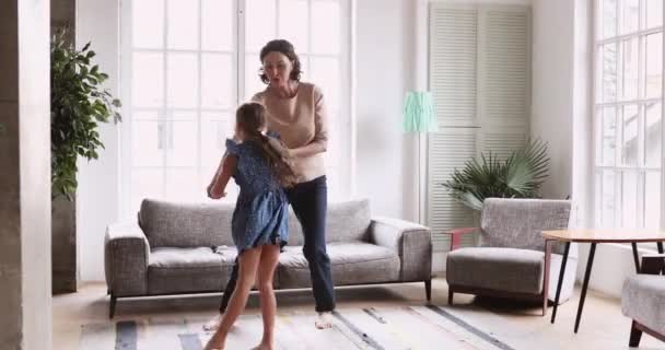 Aktiv midaldrende bedstemor dans barfodet med barnebarn . – Stock-video