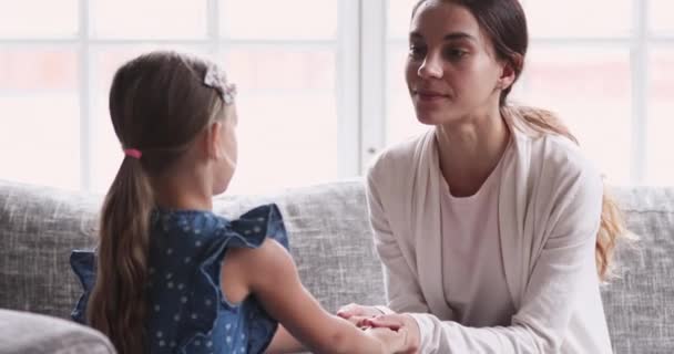 Usmívající se milující smíšené rasy matka podporující dceru. — Stock video