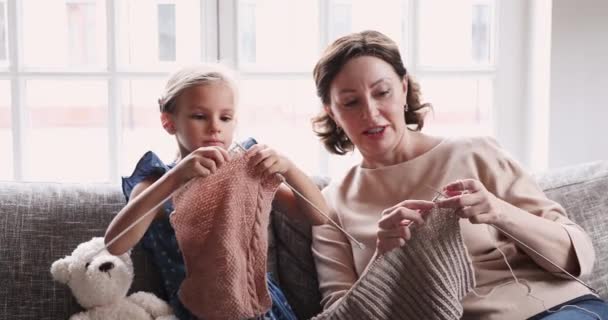 Ευτυχισμένη οικογένεια πολλών γενεών που δημιουργεί χειροποίητα ρούχα στο σπίτι. — Αρχείο Βίντεο