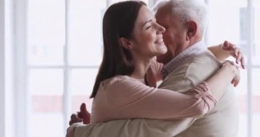 Yaşlı yaşlı babayı ziyaret eden genç ve çekici bir kadın..