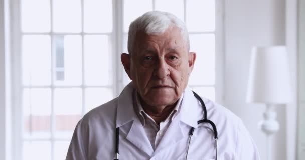 Vieux thérapeute respectueux de confiance donnant une consultation professionnelle au patient . — Video