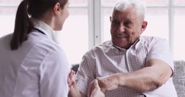 Nazik doktor, emekli hastayla sohbet ediyor..