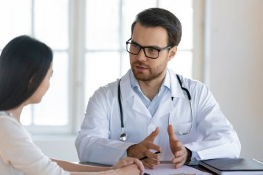 Kadın müşteriyle istişare sırasında erkek pratisyen hekim konuşması