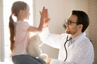 Küçük kız hasta check-up 'ta doktora beşlik çaktı.