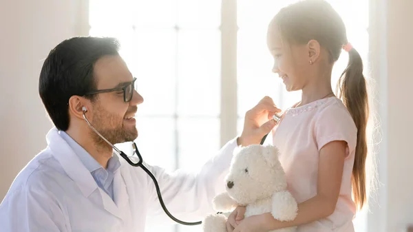 Médico masculino examina pequeño paciente en el hospital —  Fotos de Stock