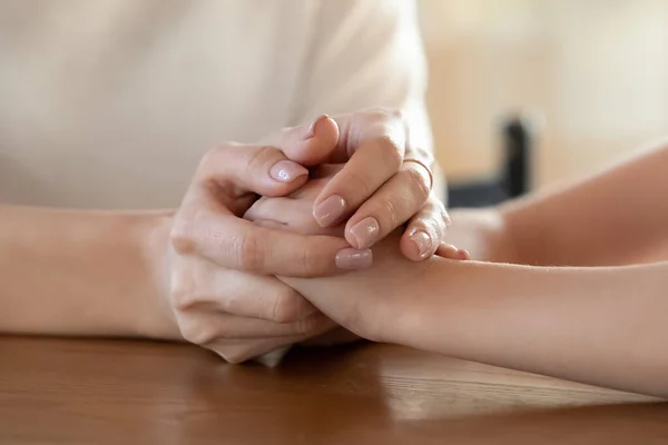 Primo piano di mamma e figlia che si tengono per mano — Foto Stock