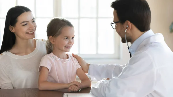 Счастливая мама с маленьким доктором, посетите педиатра — стоковое фото