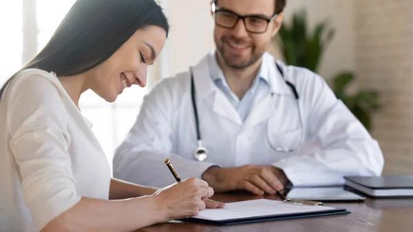Smiling woman patient close deal with doctor in clinic — Stock Photo, Image