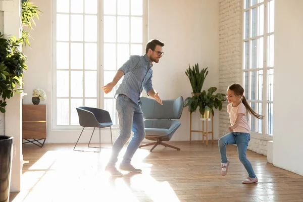 Genç baba, küçük kızla dans ederken iyi eğlenceler. — Stok fotoğraf