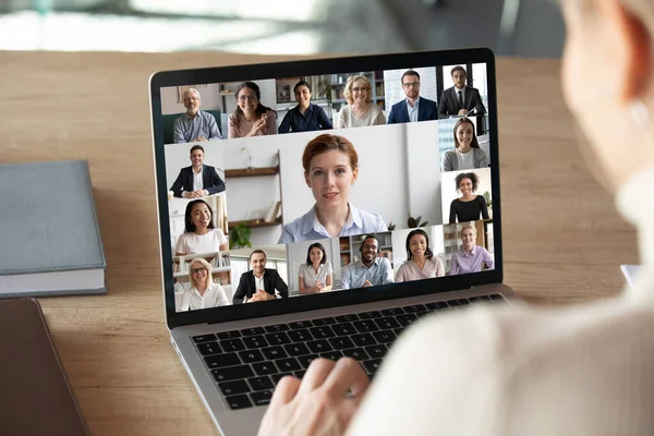 Trabajadora tiene webcam conferencia con colegas — Foto de Stock