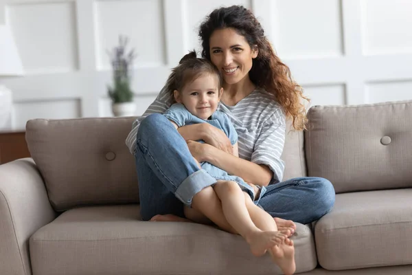 Portrait de famille mère souriante étreignant mignonne petite fille — Photo