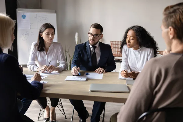 Diversos socios comerciales discuten estrategia de proyecto en la negociación de grupo — Foto de Stock