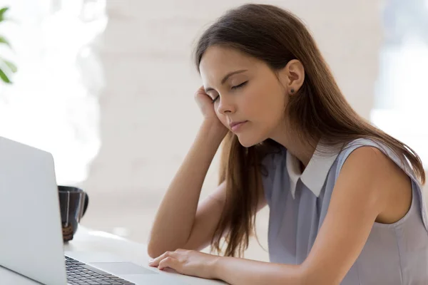 Uitgeputte jonge vrouw valt in slaap op het werk — Stockfoto