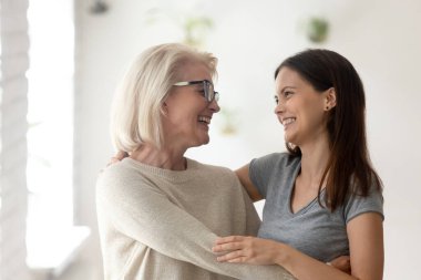 Mutlu son sınıf anne ve kızı kavgadan sonra barıştılar.