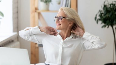 Mutlu orta yaşlı kadın çalışanlar iş yerinde rahatlayın